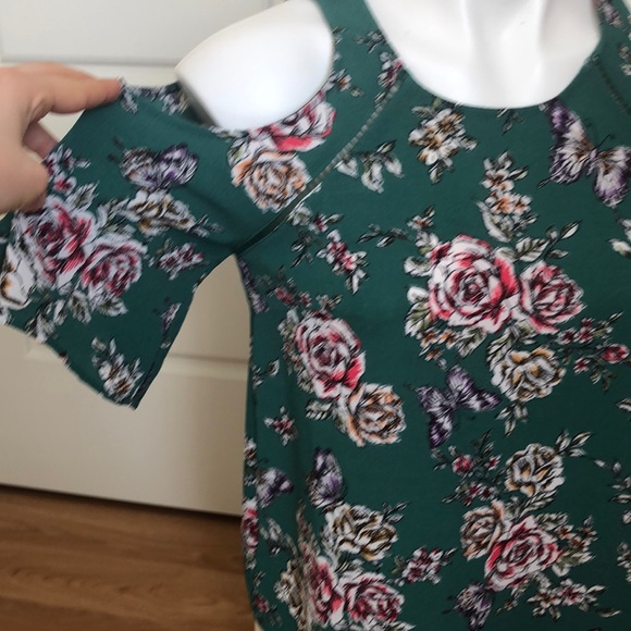 Francesca’s Cold Shoulder Top - Picture 3 of 8